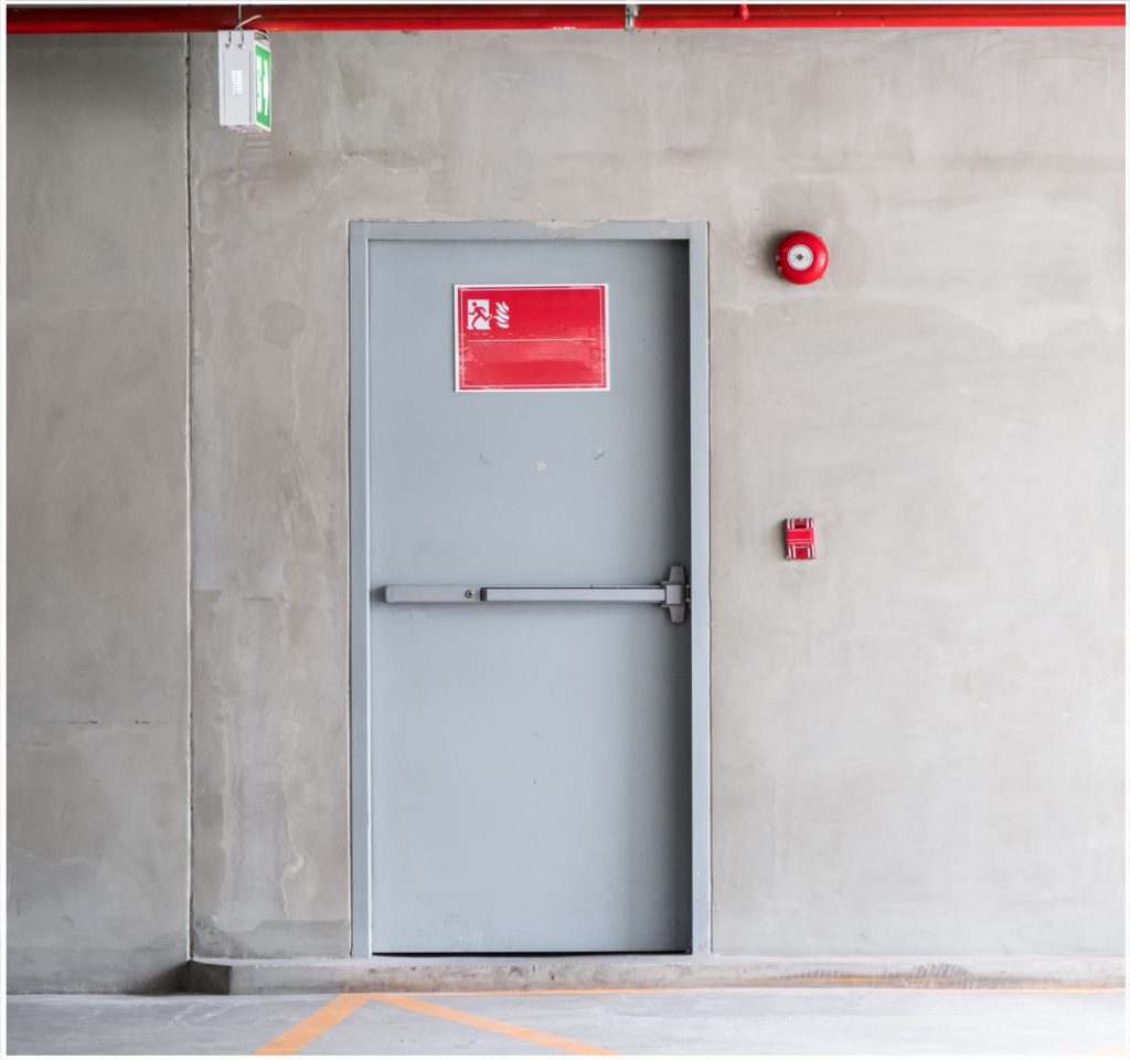 Modern ve işlevsel yangına dayanıklı acil çıkış kapısı, yüksek kalite ve uzun ömür.