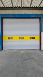 PAW-SG5 güvenlikli sarmal kapı sarı şeritli pencereli dış cephe fabrika kapısı