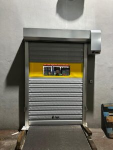 PAW-SG5 güvenlikli sarmal kapı yükleme noktası sarı şeritli pencereli model