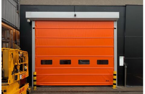 Depo girişinde kullanılan turuncu hızlı PVC branda kapı sistemi