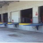 Manuel veya motorlu seçeneklerle ergonomik ve ekonomik yükleme rampaları. Menteşeli dik yükleme rampası, manuel veya motorlu seçeneklerle kullanılır.
